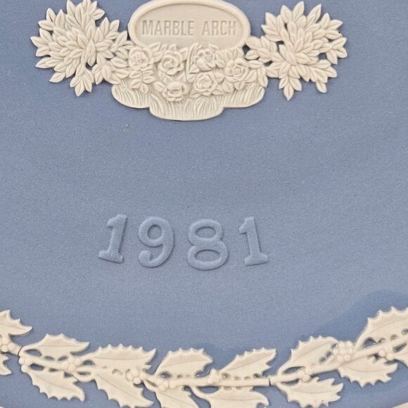 Vintage Wedgwood Collector Plate Marble Arch Christmas Blue Jasperware 1981 - Picture 3 of 9